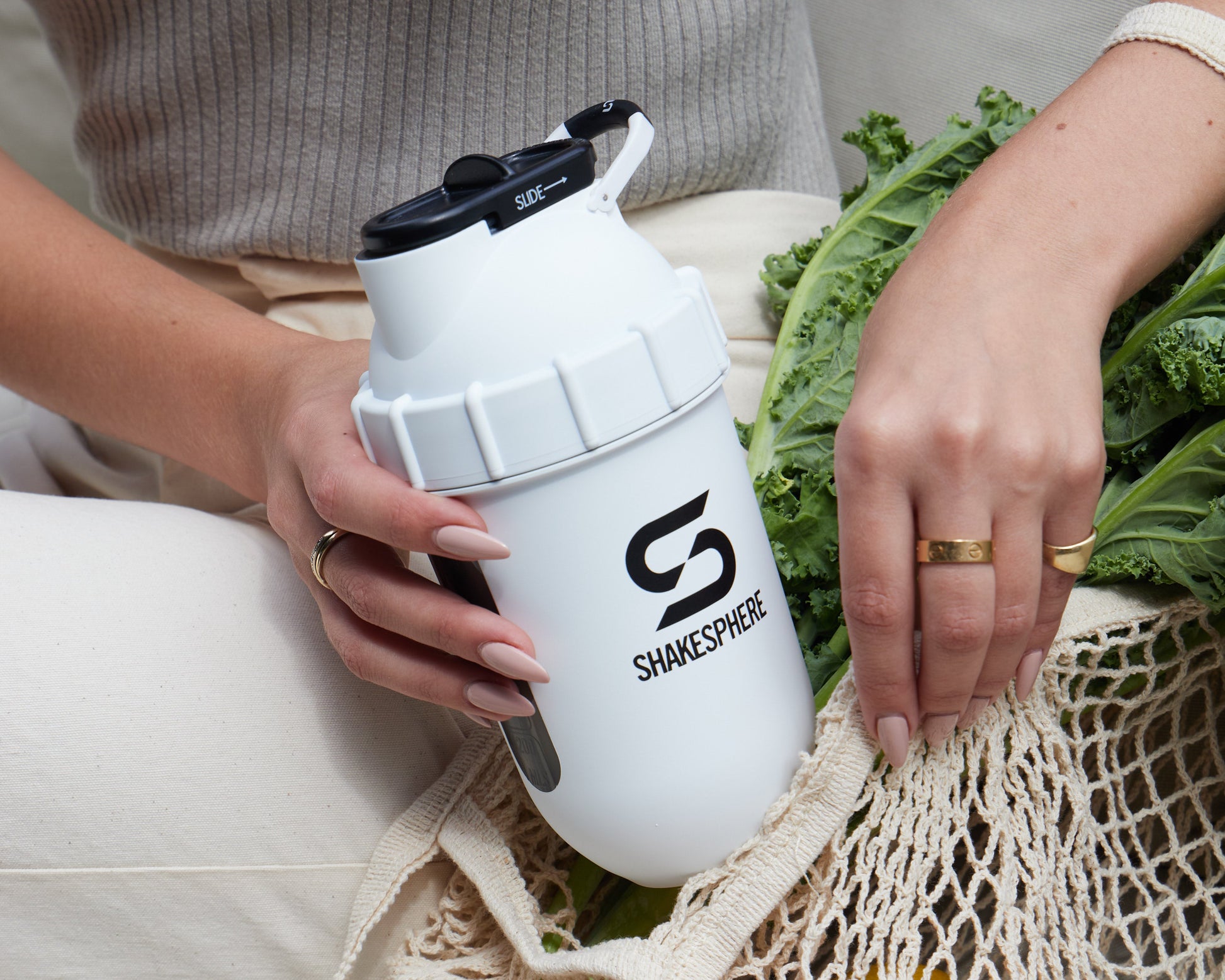 Protein shaker bottle 700mls "Tumbler View" Matte White/Black Window　- 販売準備中 -